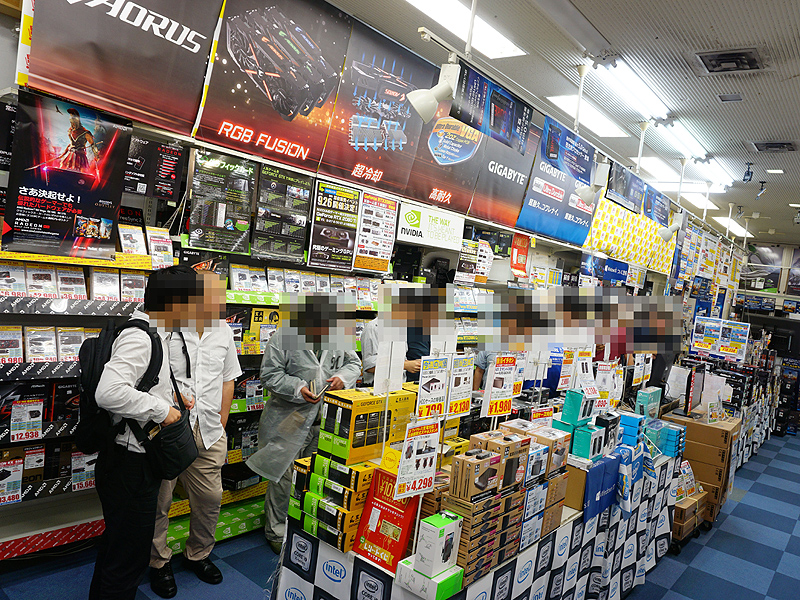 <a href="/shop/at/buymore.html" class="deliver_inner_content">パソコン工房 秋葉原BUYMORE店</a>は26日(水)22時から先着販売を実施。GeForce RTX 2080 Tiとセール品を求めて、多い時で20名ほどの行列が出来ていた。