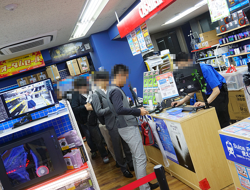 <a href="/shop/at/dosv_paradise.html" class="deliver_inner_content">ドスパラ秋葉原本店</a>は26日(水)19時から先着販売を実施。店内には、多い時で15名ほどの列が出来ていた。