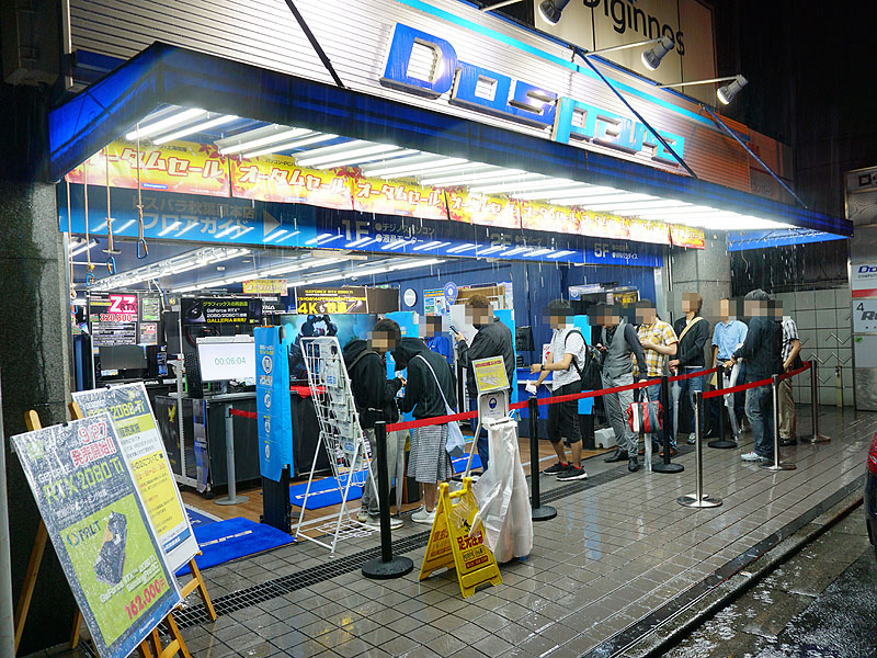 <a href="/shop/at/dosv_paradise.html" class="deliver_inner_content">ドスパラ秋葉原本店</a>は26日(水)19時から先着販売を実施。店内には、多い時で15名ほどの列が出来ていた。