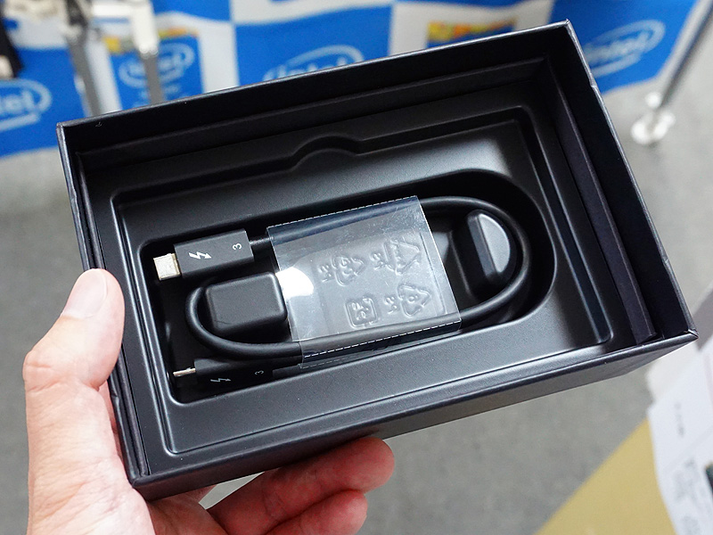 Thunderbolt 3 - USB Type-Cケーブルが付属
