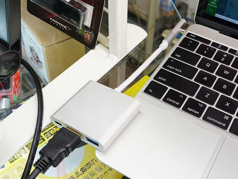 USB Type-Cドックを接続し外部モニタ（HDMI）に出力。変換アダプタを取り付けても映像出力できる