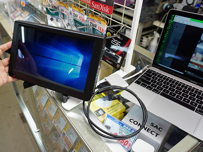 USB Type-Cドックを接続し外部モニタ（HDMI）に出力。変換アダプタを取り付けても映像出力できる