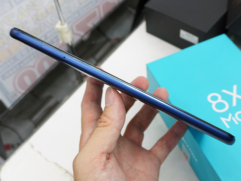 honor 8X Maxの本体側面