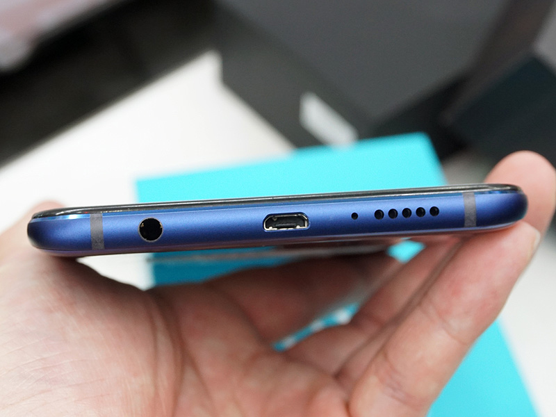 honor 8X Maxの底面