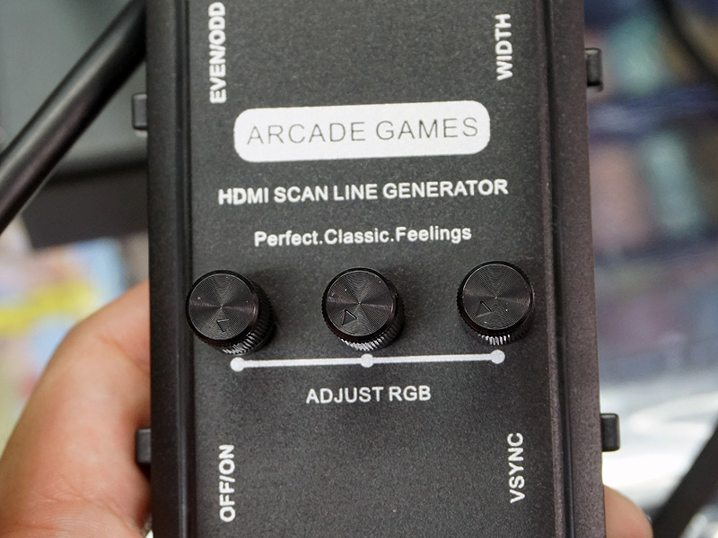 つまみでRGB出力の調整が可能