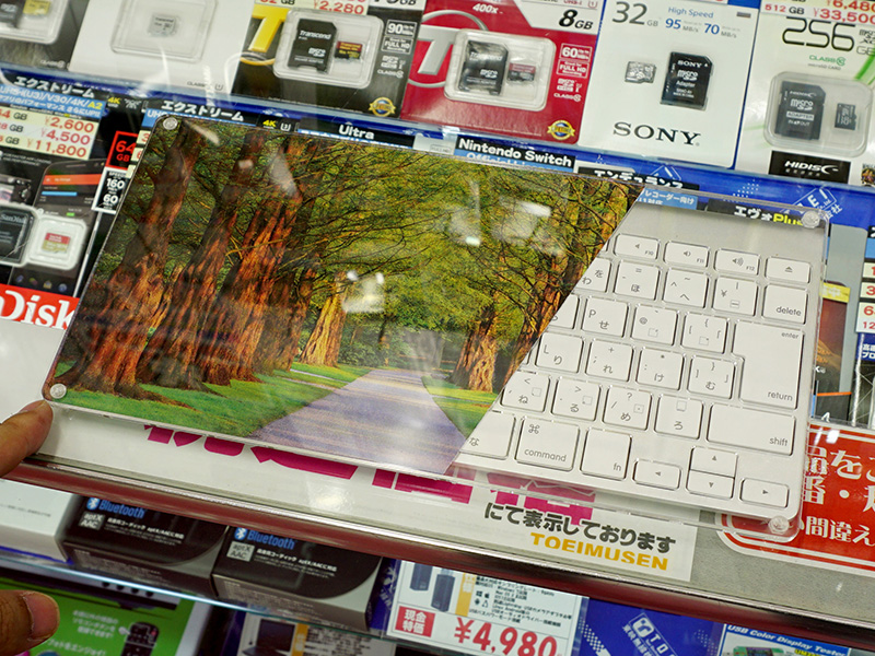 展示機はフォトシートの一部をカットしている