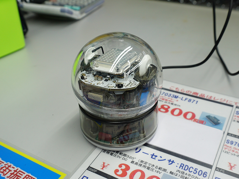 専用クレードルで充電