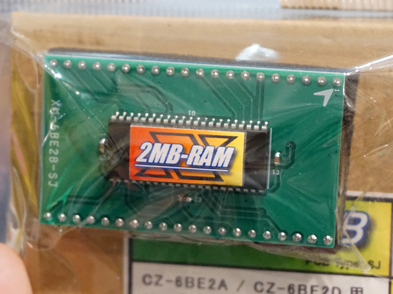 シャープの純正メモリの基板上にあるソケットに取り付ける増設メモリ。XVI本体に直接取り付けることはできない点は注意