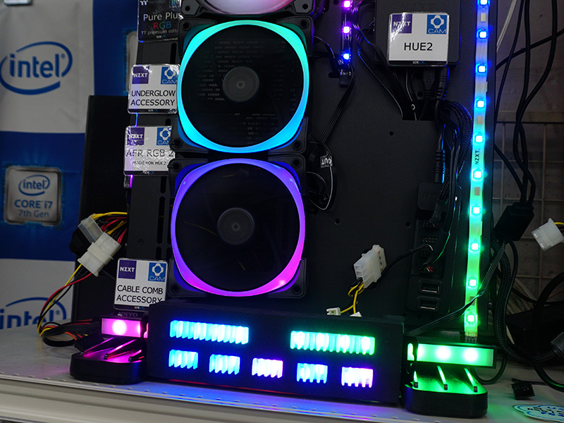 <a href="/shop/at/99ex.html" class="deliver_inner_content">ツクモeX.パソコン館</a>にある展示台