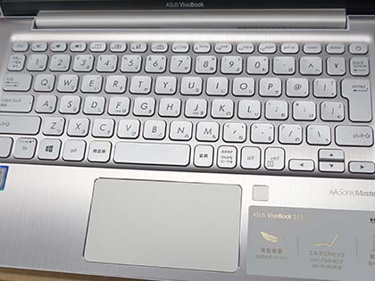 ほぼフレームレス”の13型ノート「VivoBook S13 S330UA」がASUSから