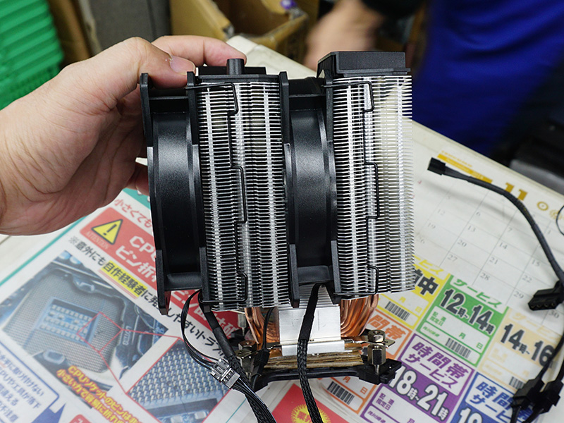 LED発光時の様子。LEDは単色で発光する