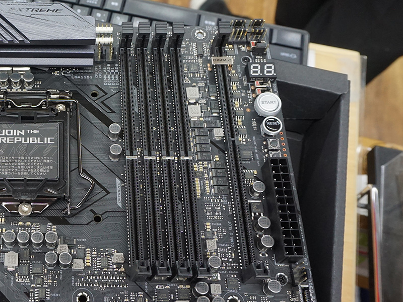 メモリスロットの外側にM.2 SSD用拡張カード「ROG DIMM.2」スロットを備える