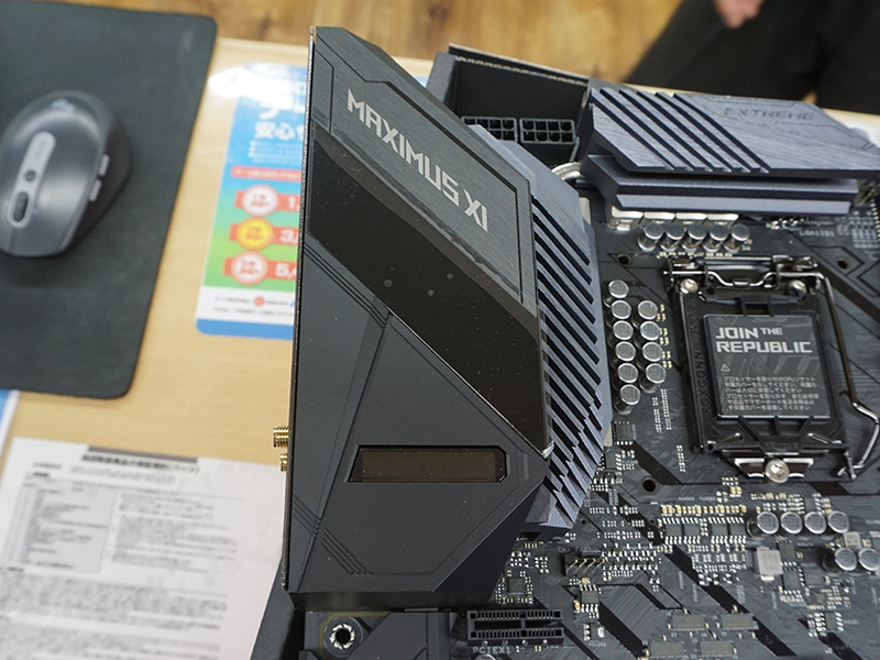 システムの状態を表示する「LiveDash OLED」