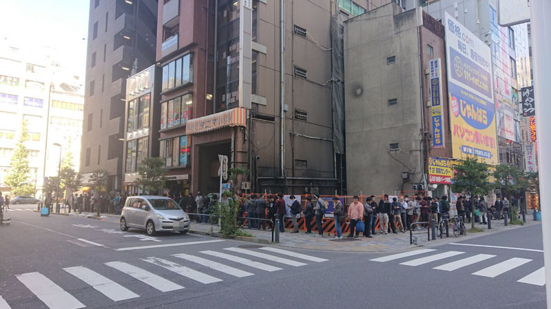 <a href="/shop/at/99ex.html" class="deliver_inner_content">ツクモeX.パソコン館</a>の行列(スタッフ撮影)