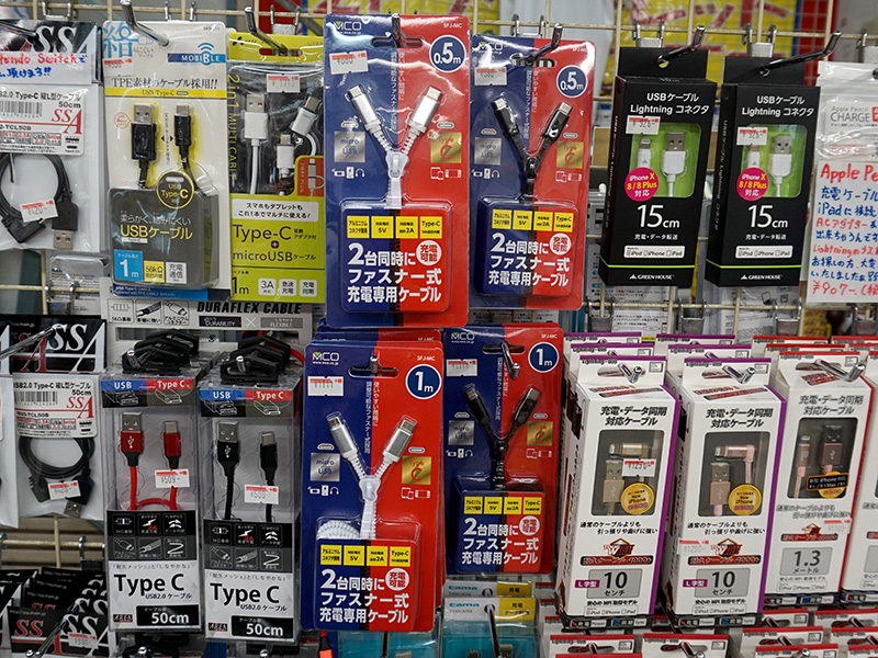 USB Type-C＋USB micro Bモデルにはホワイトとブラックを用意。長さ違いも含め4製品がラインナップ