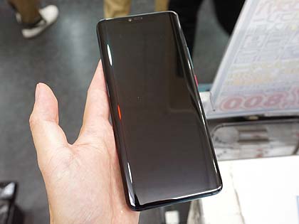 他のスマホをワイヤレスで充電できる6.39型スマホ「HUAWEI Mate 20 Pro