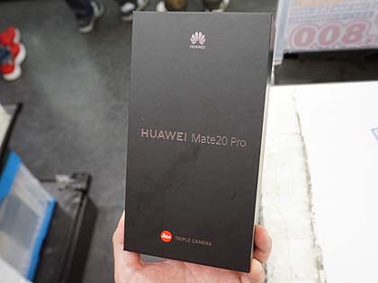 他のスマホをワイヤレスで充電できる6.39型スマホ「HUAWEI Mate 20 Pro
