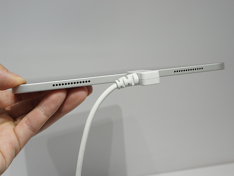 ケーブルで隠れているが、USB Type-Cを装備