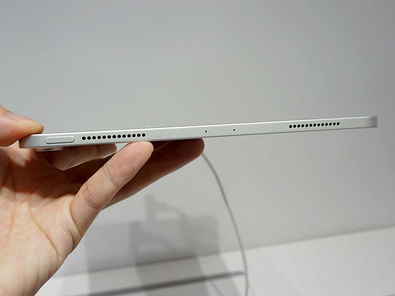 上部には電源スイッチを備える