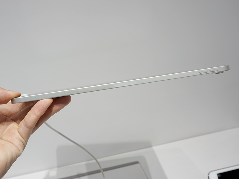 右側面。音量調整ボタンがある