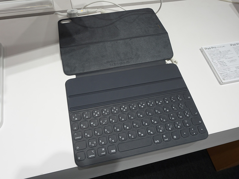 カバーにもなる日本語キーボード。iPad Proの角度は2段階で調整できる