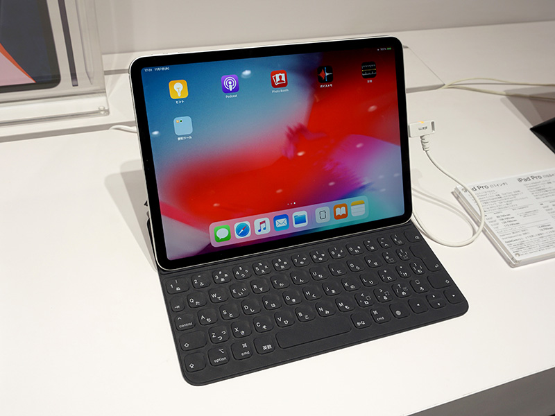 カバーにもなる日本語キーボード。iPad Proの角度は2段階で調整できる