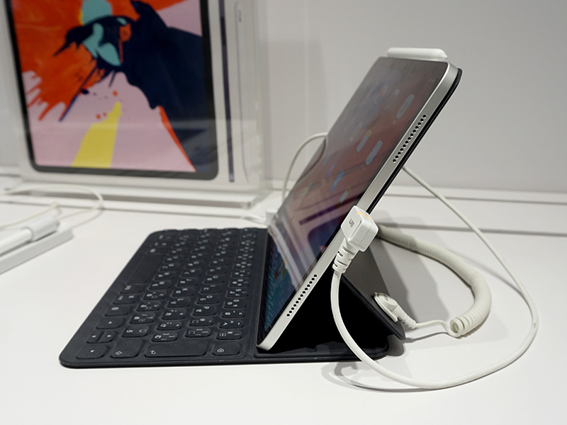 カバーにもなる日本語キーボード。iPad Proの角度は2段階で調整できる