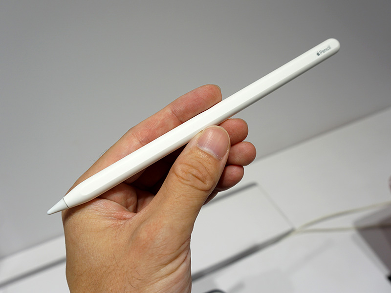 新型iPad Pro専用のApple Pencil。ワイヤレス充電対応になり、iPad Proの定位置に置くとマグネットで吸着し、充電が開始される