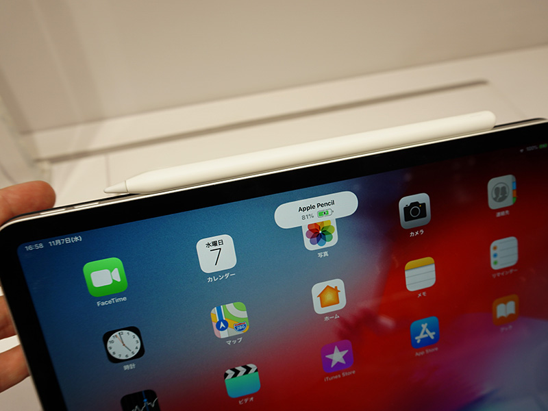 新型iPad Pro専用のApple Pencil。ワイヤレス充電対応になり、iPad Proの定位置に置くとマグネットで吸着し、充電が開始される