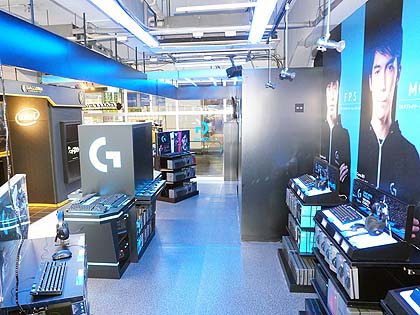Subject - Display produk gaming Logitech G di Sofmap Akiba