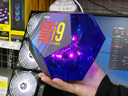 Core i9-9900Kの空箱を光らせてインテリアに？ツクモで展示中 （取材中