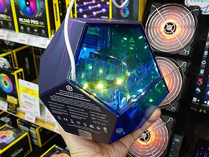Core i9-9900Kの空箱を光らせてインテリアに？ツクモで展示中 （取材中