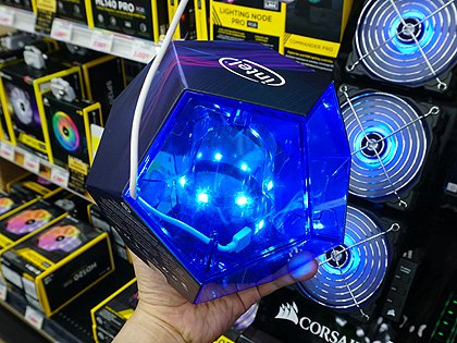 Core i9-9900Kの空箱を光らせてインテリアに？ツクモで展示中 （取材中
