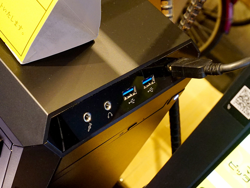 I/Oポート。ビデオカードのHDMI出力をフロントに引き出すことができる