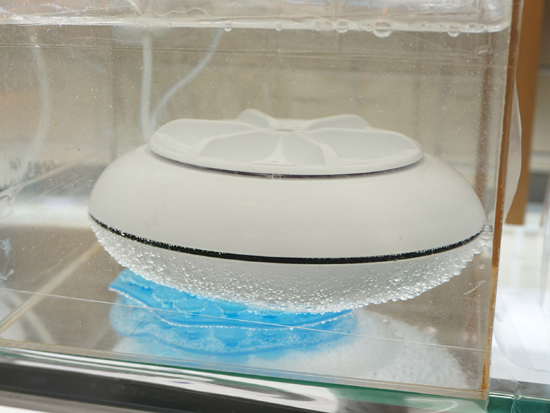 本体の固定は付属の吸盤で行う