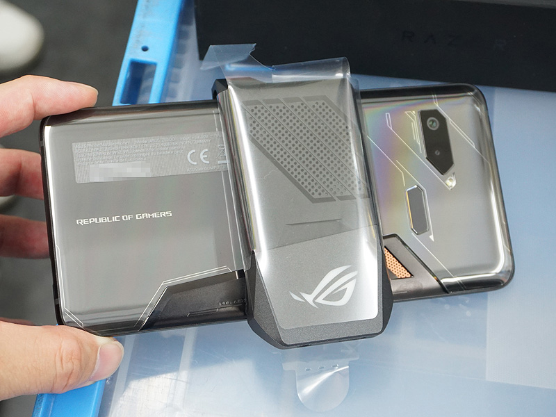 背面に冷却ファン「AeroActive Cooler」を装着した様子