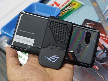 ASUSのゲーミングスマホ「ROG Phone」がデビュー、実売13万円 - AKIBA