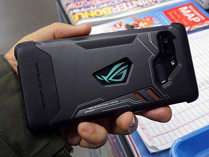 ASUSのゲーミングスマホ「ROG Phone」がデビュー、実売13万円