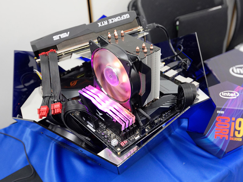 Core i9-9900Kのパッケージを模したPCケース（非売品）、内部にはもちろんCore i9-9900Kを搭載し、ビデオカードはGeForce RTX 2080 Tiを使用