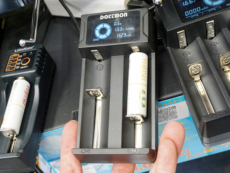 充電池・バッテリー用 USB充電器 (2本用)（DN-915586）