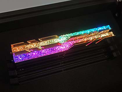 きらびやかに光るDDR4メモリ「Trident Z Royal」の展示デモがスタート