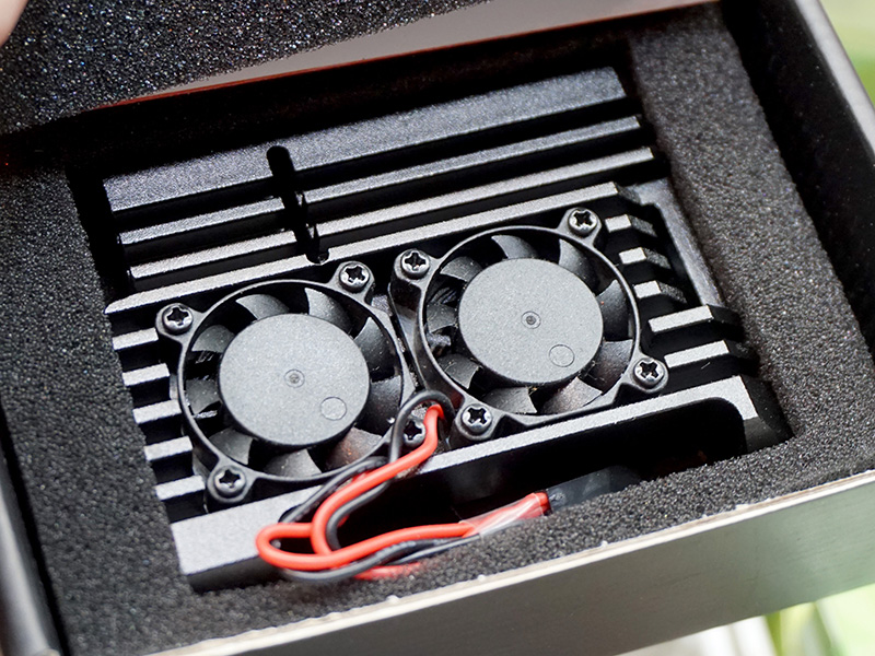 DCファンを2基備えている