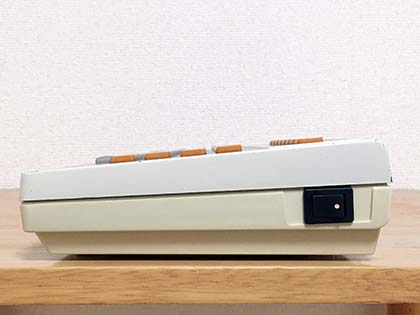 PC-6001とよく似たカラーリングの小型パソコン「SANYO PHC-25