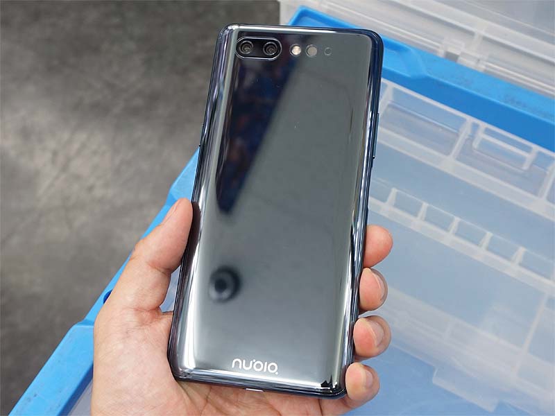 本体背面。有機ELディスプレイを備える
