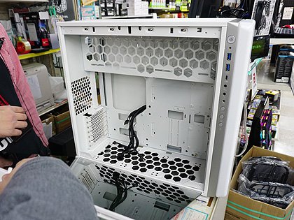 巨大なドット絵を表現できるPCケース「307」がIN WINから、前面