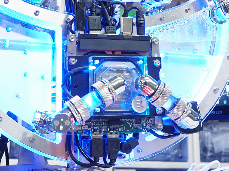 NUC8i7BEH本体は水冷化されている