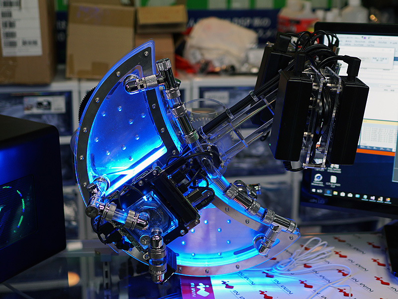 振り子のように動作してクーラントを循環させる機能を搭載。これによりポンプレスを実現しているという