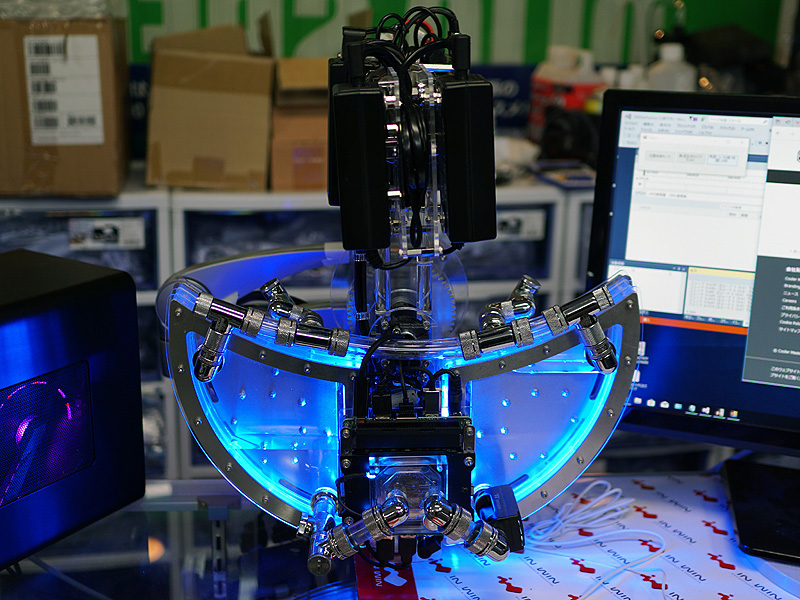 振り子のように動作してクーラントを循環させる機能を搭載。これによりポンプレスを実現しているという