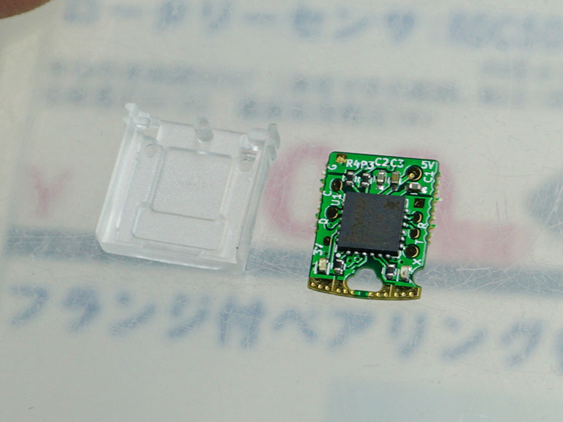 Tomu USBとケース(左)