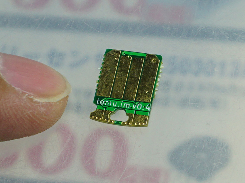 背面はUSBの接点